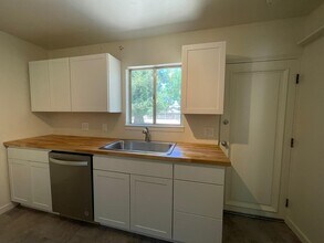 705 W Roseburg Ave in Modesto, CA - Building Photo - Building Photo