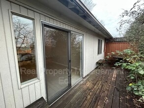 6805 103rd Ave NE in Kirkland, WA - Building Photo - Building Photo