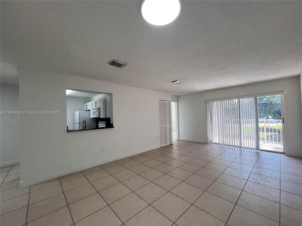 4704 NW 114th Ave in Doral, FL - Building Photo