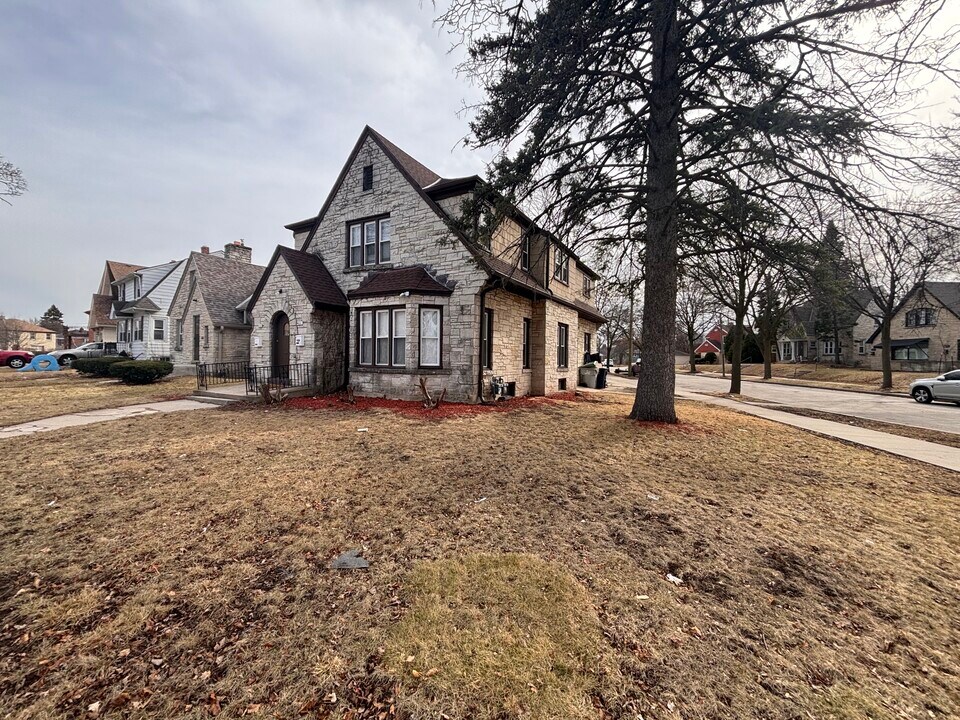 4065 N Elmhurst Rd, Unit 4065 Upper in Milwaukee, WI - Foto de edificio