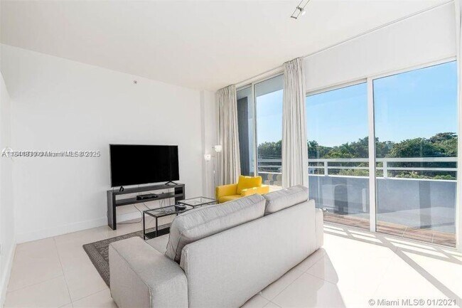3250 Grand Ave in Miami, FL - Building Photo - Building Photo