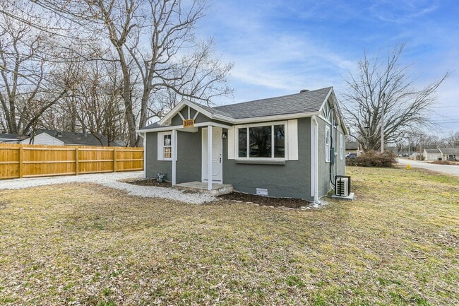 1500 E Lindberg St in Springfield, MO - Foto de edificio - Building Photo