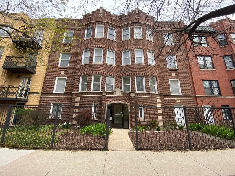 1208 W Roscoe St in Chicago, IL - Building Photo