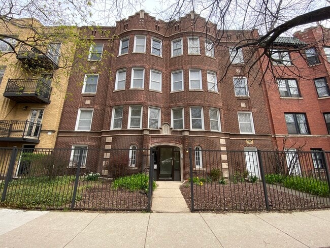 property at 1208 W Roscoe St