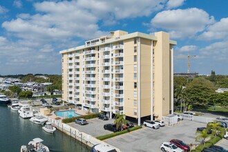 Keystone Towers in North Miami, FL - Foto de edificio - Building Photo