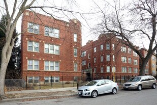 Albany Park Courtyard Apartment