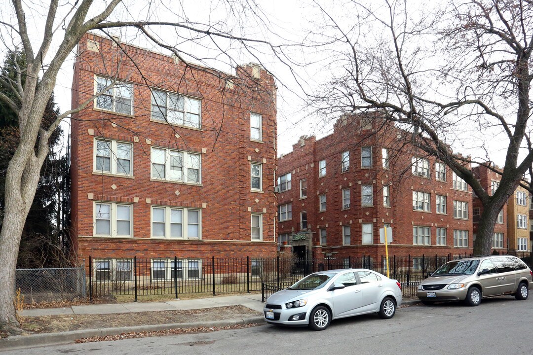 Albany Park Courtyard Apartment in Chicago, IL - Building Photo