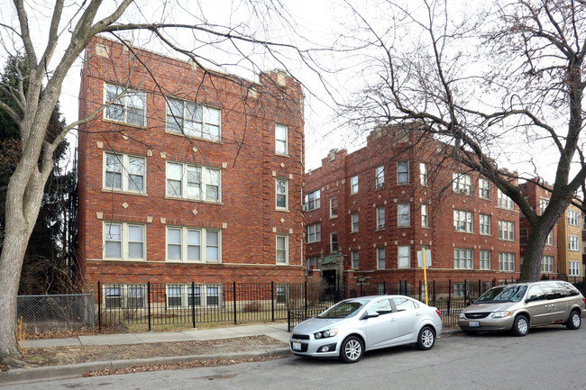 Albany Park Courtyard Apartment