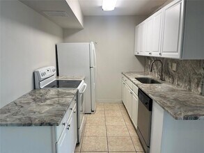 10355 Paradise Blvd, Unit 113 in Treasure Island, FL - Foto de edificio - Building Photo