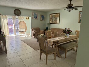 8617 Pluto Ter in Lake Park, FL - Foto de edificio - Building Photo