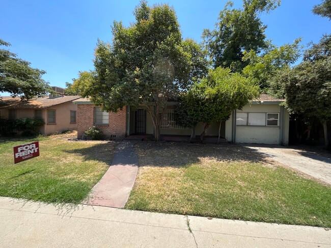 property at 315 W Kaweah Ave
