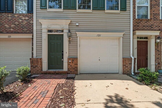 121 Martin Ln in Alexandria, VA - Foto de edificio - Building Photo