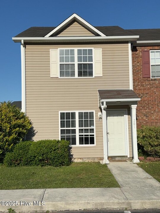 201 Pinegrove Ct in Jacksonville, NC - Foto de edificio