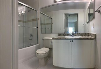 18335 NW 68th Ave, Unit 255-525 in Hialeah, FL - Building Photo - Building Photo
