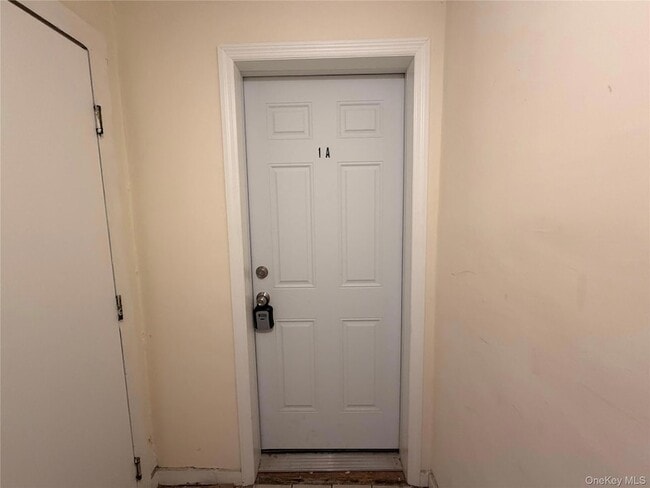 42 E Main St, Unit 1A in Middletown, NY - Foto de edificio - Building Photo