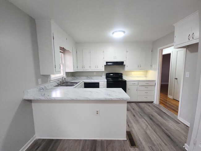 208 Wallace Rd in Jackson, TN - Foto de edificio - Building Photo