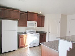 10424 Madagascar Palm St in Las Vegas, NV - Building Photo - Building Photo