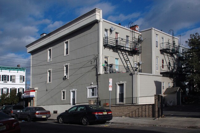 17 Saint Pauls Ave in Jersey City, NJ - Foto de edificio - Building Photo