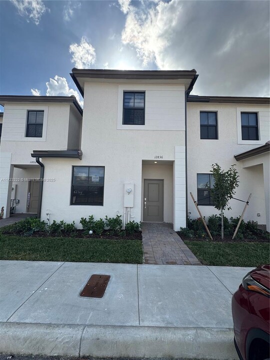 12836 SW 232nd Ter in Miami, FL - Building Photo