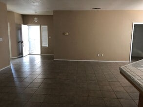 10620 Petalo Dr in Bakersfield, CA - Building Photo - Building Photo