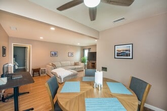 250 N Clark St in Orange, CA - Foto de edificio - Building Photo