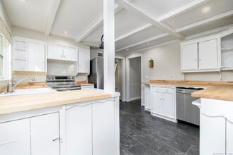 1091 Round Hill Rd in Fairfield, CT - Building Photo - Building Photo