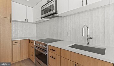 10511 Strathmore Hall St in North Bethesda, MD - Foto de edificio - Building Photo