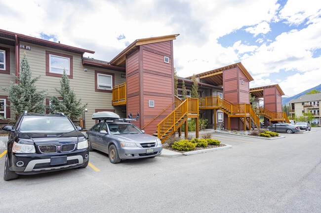 100B Dyrgas Ln in Canmore, AB - Building Photo - Building Photo