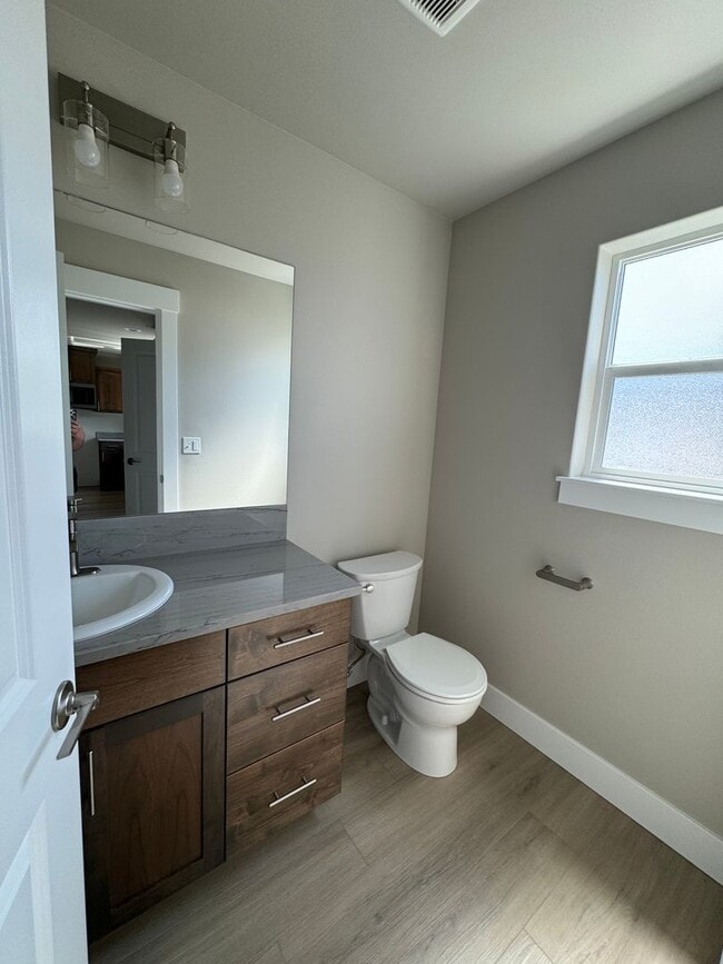 1528 Thyme Dr in Roseburg, OR - Foto de edificio - Building Photo