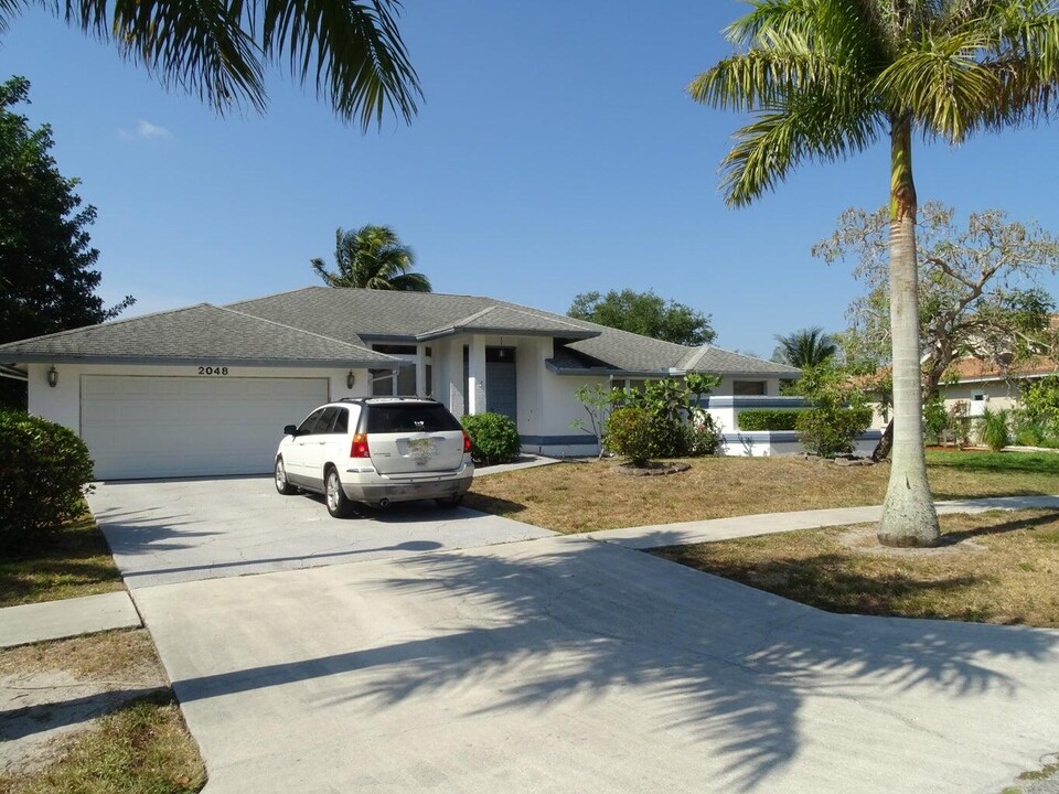 2048 Amesbury Cir in Wellington, FL - Building Photo