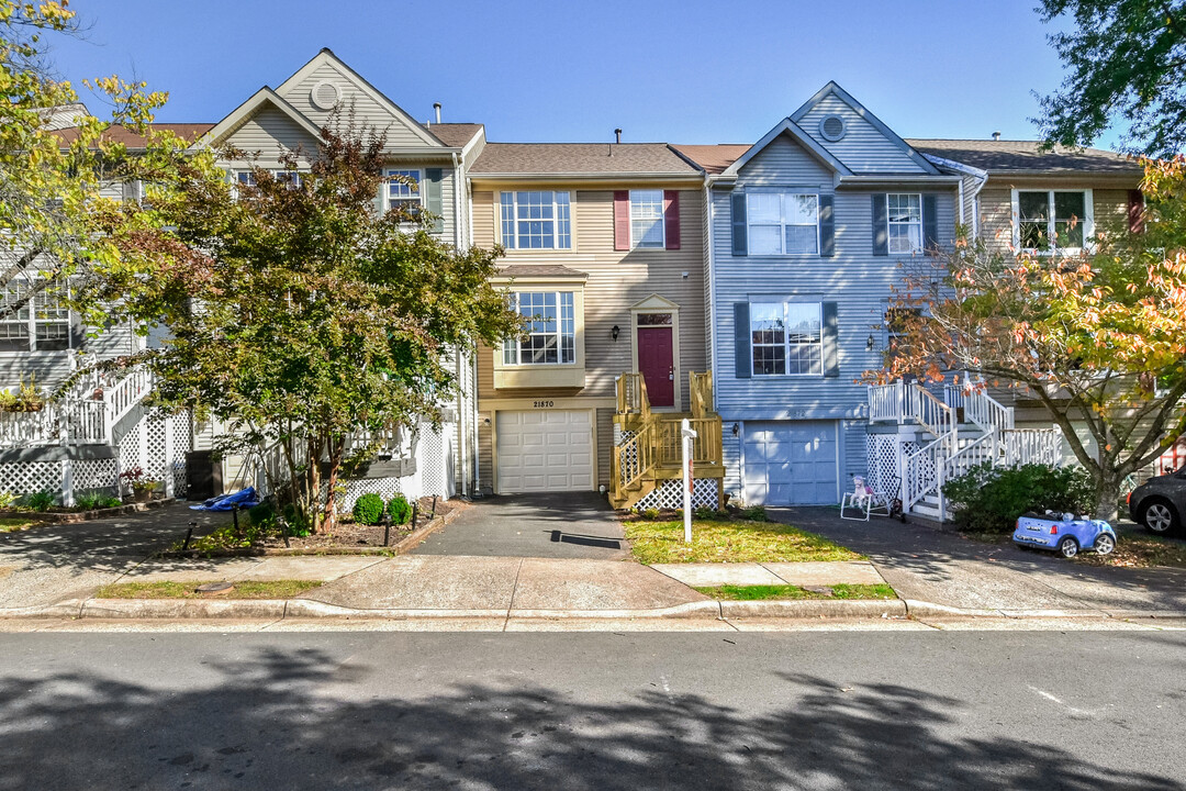 21870 Maywood Terrace in Sterling, VA - Building Photo