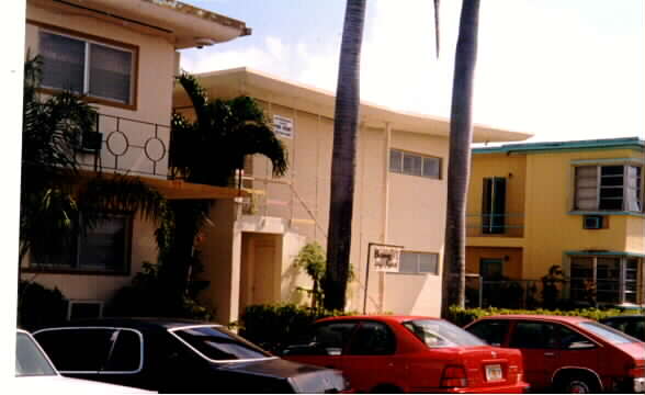 Oasis Apartments in Miami Beach, FL - Building Photo - Building Photo