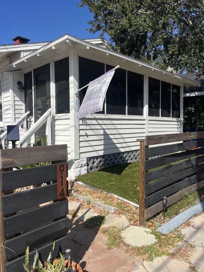 property at 914 Dartmoor St N