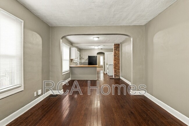property at 1126 E Bradbury Ave
