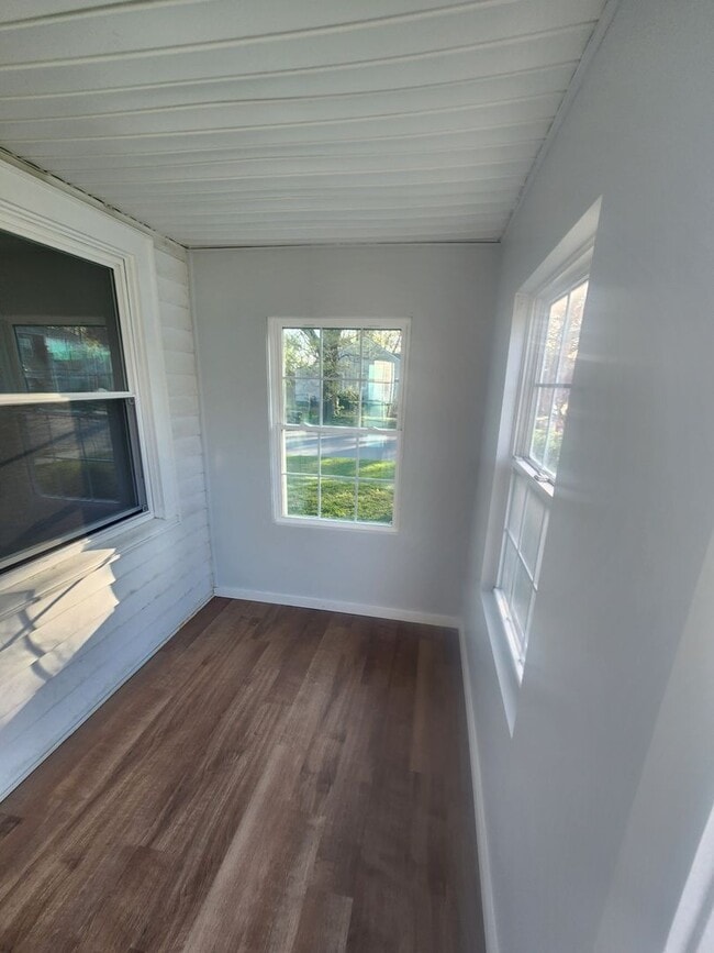 2428 Lindbergh Dr in Louisville, KY - Building Photo - Building Photo