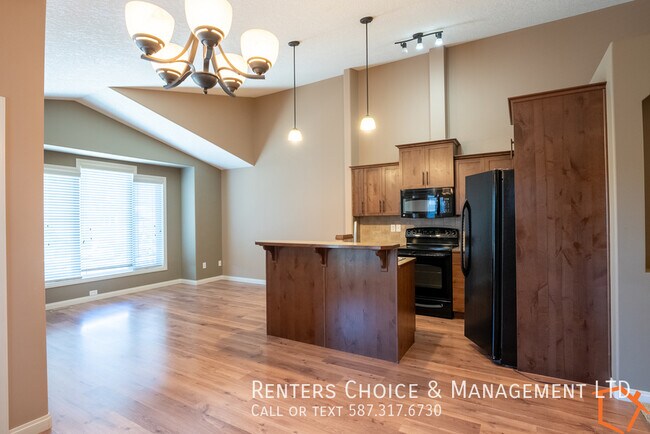Family Home on Silkstone with AC and Driveway Parking in Lethbridge, AB - Building Photo - Building Photo