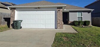 1144 S Jaybird Ln in Fayetteville, AR - Building Photo