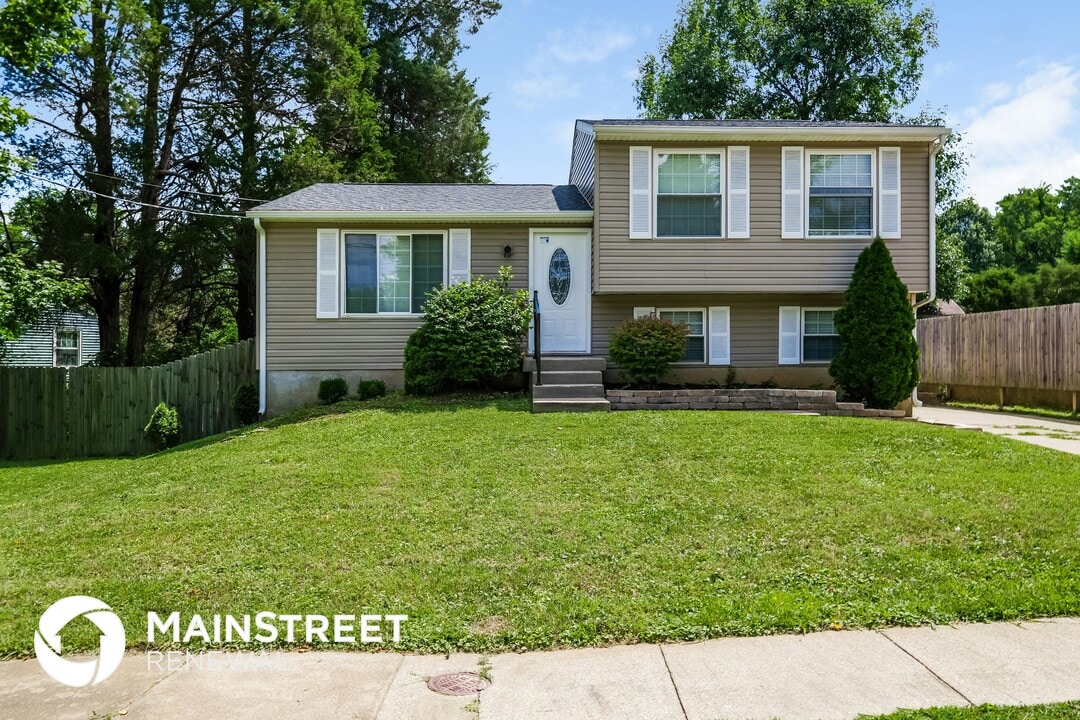 8307 Vaughn Mill Rd in Louisville, KY - Foto de edificio