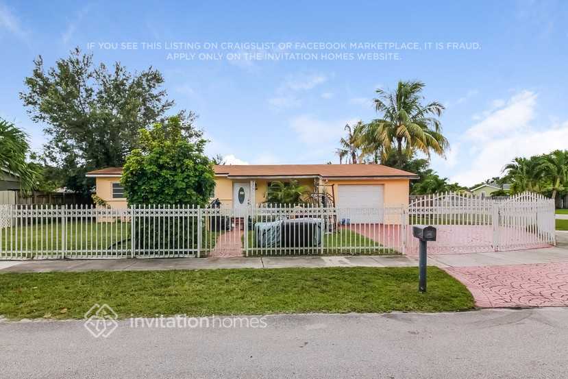 998 NW 202nd St in Miami, FL - Foto de edificio