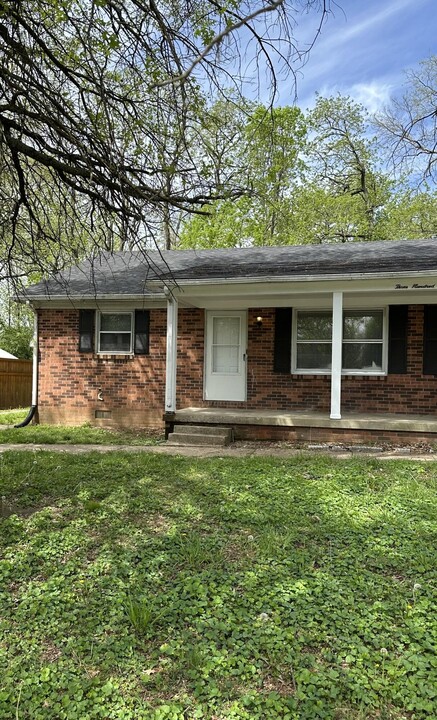 319 Garden Park Dr in Nicholasville, KY - Foto de edificio