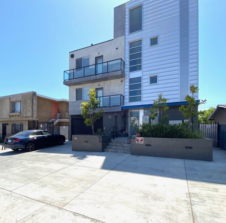 953 Normandie Ave in Los Angeles, CA - Building Photo