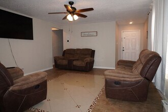 3632 Candlehill in San Antonio, TX - Foto de edificio - Building Photo