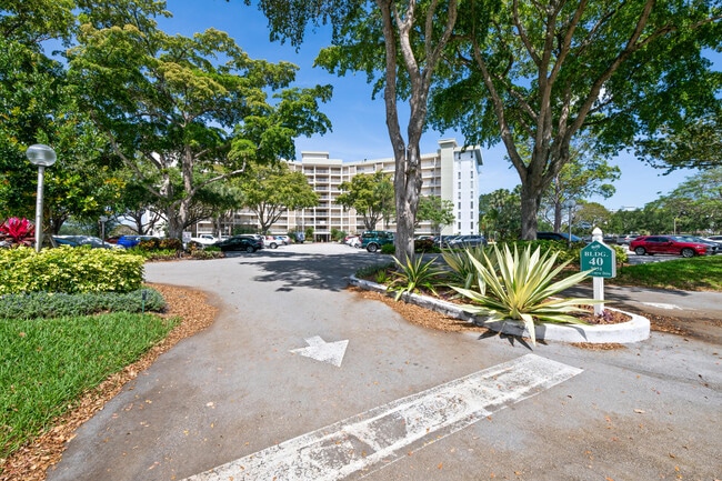 3051 N Course Dr in Pompano Beach, FL - Building Photo - Building Photo