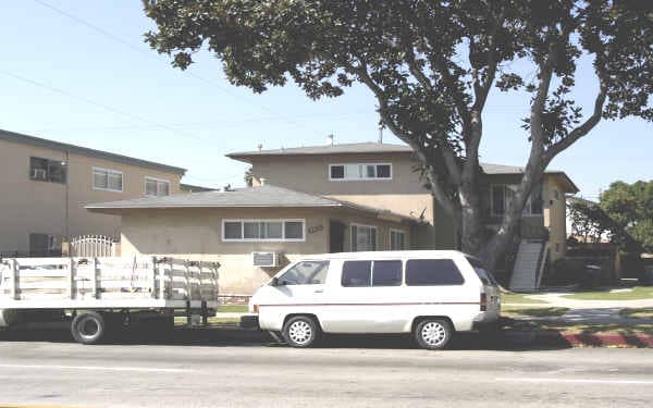 9605 State St in South Gate, CA - Foto de edificio