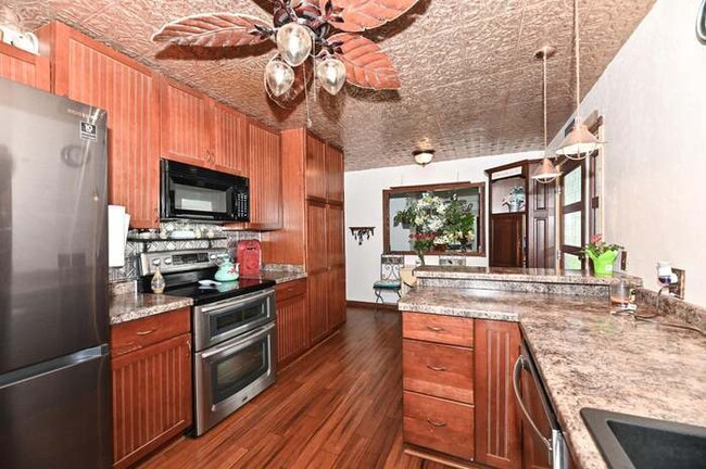 11032 W Wells St in Wauwatosa, WI - Building Photo - Building Photo