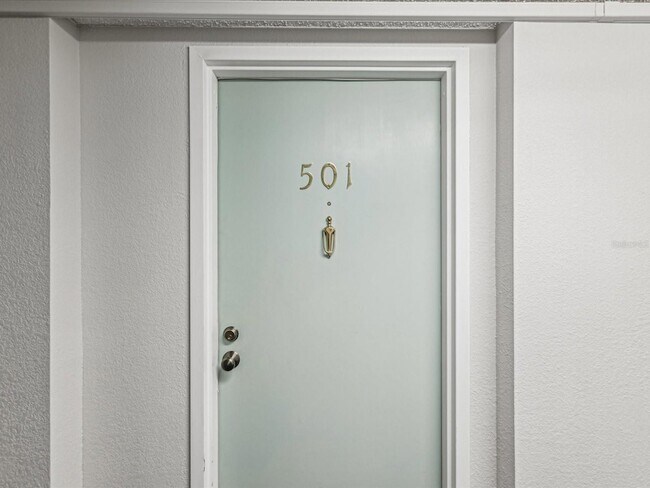 255 Dolphin Point, Unit 501 in Clearwater, FL - Foto de edificio - Building Photo
