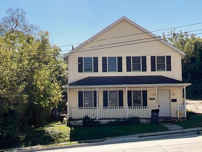 696 University Ave in Dubuque, IA - Building Photo - Building Photo