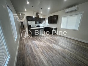 323 Gladstone St in Idaho Falls, ID - Foto de edificio - Building Photo