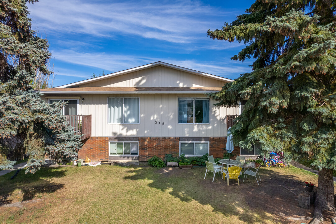 212 Sabrina Way SW in Calgary, AB - Building Photo