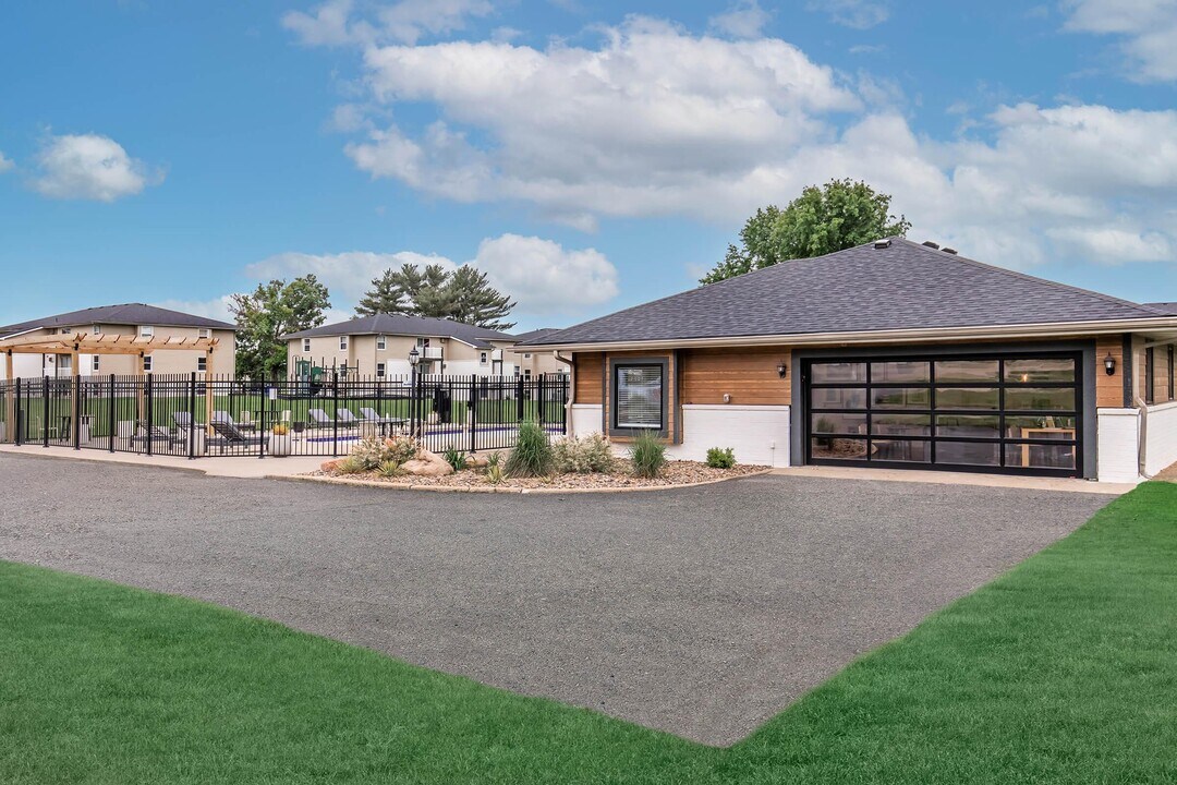 Bexley Urbandale in Urbandale, IA - Building Photo
